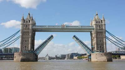 લંડનનો Tower Bridge હવામાં થયો જામ, વીડિયો જોઇ આપ પણ નહીં રોકી શકો હાસ્ય