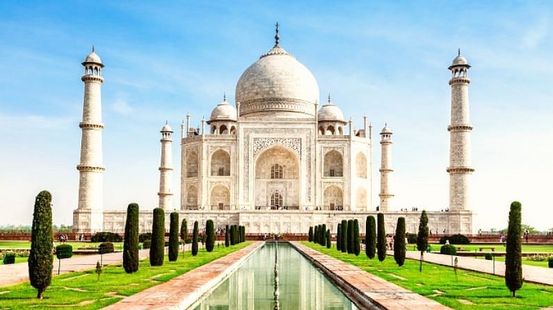 Taj Mahal-વિશ્વની સાત અજાયબીઓમાં આગ્રાના તાજમહેલનો સમાવેશ થાય છે.પરંતુ અહીંયા પણ ફોટોગ્રાફ લેવાની મનાઈ છે.