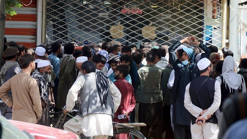 Bank Closed in Afghanistan: અફઘાનિસ્તાનમાં તાલિબાનના કબ્જા બાદ બેન્ક બંધ રહેતા લોકોએ કર્યું વિરોધ પ્રદર્શન