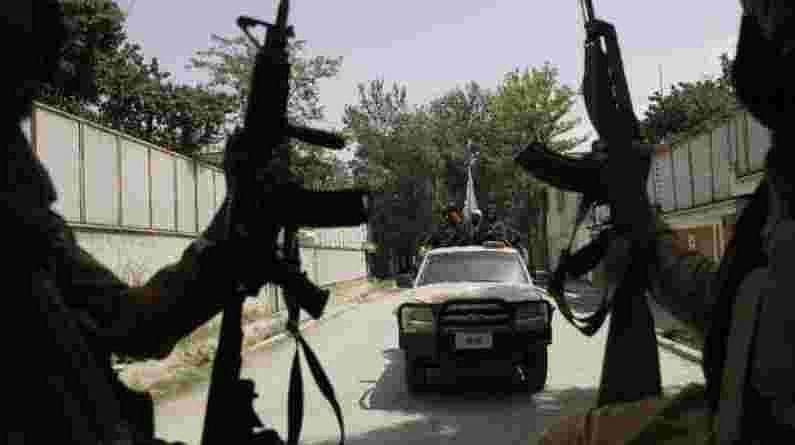 Afghanistan Crisis: તાલિબાનોનો અસલી ચહેરો આવ્યો સામે, કાબુલ એરપોર્ટ જઈ રહેલા લોકોને AK 47થી માર્યા, હવામાં કર્યુ ફાયરિંગ