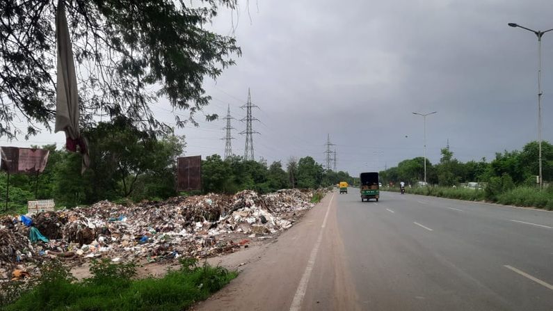 Ahmedabad: સોલિડ વેસ્ટ ડિપાર્ટમેન્ટના કોન્ટ્રાકટ પરના કર્મચારીઓ જ રસ્તા પર ફેંકી રહ્યા છે કચરો