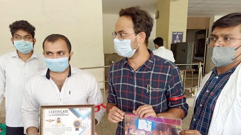 ગુજરાતમાં હડતાળ કરી રહેલા રેસિડેન્ટ ડોકટરો સોમવારે કોરોના વોરિયર્સના સન્માનપત્ર સરકારને પરત આપશે