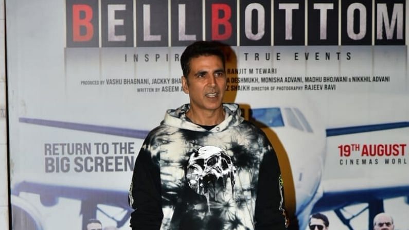 આ પ્રસંગે અક્ષય કુમાર ખૂબ જ સ્પોર્ટી લુકમાં દેખાયા હતા. તેમણે વ્હાઈટ અને બ્લેક હુડી સાથે બ્લેક પેઈન્ટ પહેર્યું હતું.
