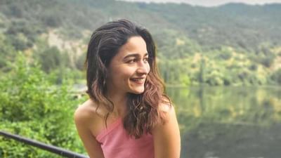 સ્ટુડન્ટ ઓફ ધ યરથી પોતાની કારકિર્દી શરૂ કરનાર આલિયા ભટ્ટના ચાહકોની યાદી ઘણી લાંબી છે. આલિયા ઘણી વખત ચાહકો પર પોતાની સ્ટાઇલનો જાદુ ચલાવતી રહે છે.