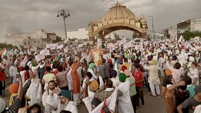 Independence Day 2021: ભૂતપૂર્વ સૈનિકોએ સ્વતંત્રતાનાં દિવસે સિંઘુ સરહદ તરફ કરી કૂચ , ખેડૂતોના સમર્થનમાં ફરકાવ્યો તિરંગો