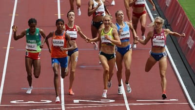 આ રેસ દરમિયાન સાથી ખેલાડીને કારણે નેધરલેન્ડની સિફાન હસન પડી ગઈ હતી પરંતુ તે ઉભી થઈ અને માત્ર દોડ પૂરી ન કરી પરંતુ વિજેતા પણ બની. સિફાન હસન વર્લ્ડ ચેમ્પિયન ખેલાડી છે અને તેણે ટોક્યો ઓલિમ્પિક ગેમમાં 5000 મીટર દોડ જીતી છે. પરંતુ 1500 મીટરની દોડમાં તેની સફર બંધ થવાની નજીક આવી ગઈ હતી. પરંતુ હસને હાર ન માની અને પોતાના તમામ પ્રયત્નો કર્યા અને સેમિફાઇનલમાં જગ્યા બનાવી.