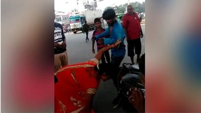 VIRAL VIDEO: મહિલાએ રસ્તા વચ્ચે ઑટો ડ્રાઇવરને ચપ્પલથી માર્યો, વીડિયો સોશિયલ મીડિયામાં વાયરલ
