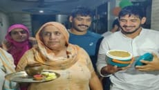 Tokyo Olympicsમાં બ્રોન્ઝ મેડલ જીત્યા બાદ ભારત પરત ફર્યો બજરંગ પુનિયા, ઘરે પહોંચતા જ માતાને મેડલ પહેરાવ્યો