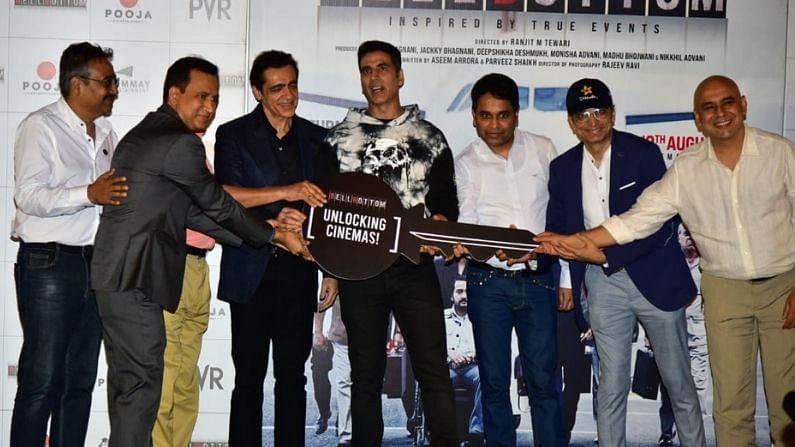 ફિલ્મની વાર્તા 1980ના દાયકામાં હાઈજેકિંગના કેસ પર આધારિત છે. આ ફિલ્મ 19 ઓગસ્ટે સિનેમાઘરોમાં રિલીઝ થશે. સૌથી મહત્વની વાત એ છે કે દર્શકો 2D અને 3D માં પણ આ ફિલ્મ માણી શકે છે.
