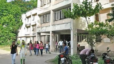 Surat : કોરોના મહામારી વચ્ચે કોલેજ સંચાલકોની આડોડાઈ, 14 કોલેજોએ હજી સુધી ફીમાં નથી આપી માફી