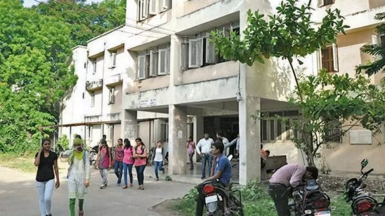 Surat : કોરોના મહામારી વચ્ચે કોલેજ સંચાલકોની આડોડાઈ, 14 કોલેજોએ હજી સુધી ફીમાં નથી આપી માફી