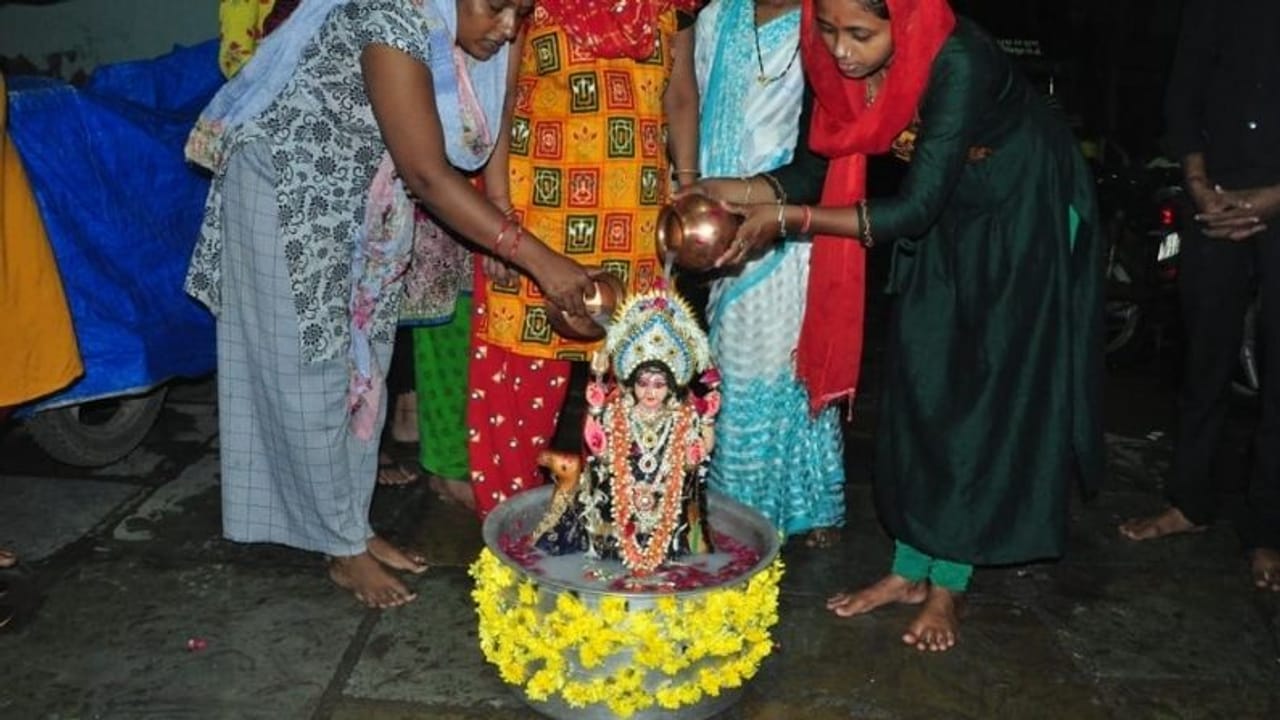 Surat : કોરોનાની દશા આવી રીતે જ થશે દૂર : ભક્તોએ દશામાનું ઘર આંગણે ઇકોફ્રેન્ડલી રીતે કર્યું વિસર્જન