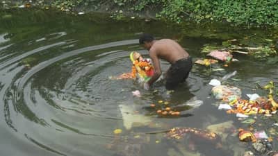 Surat: લોકો ક્યારે સુધરશે ? તાપી નદી કિનારે જુઓ દશામાની દુર્દશા