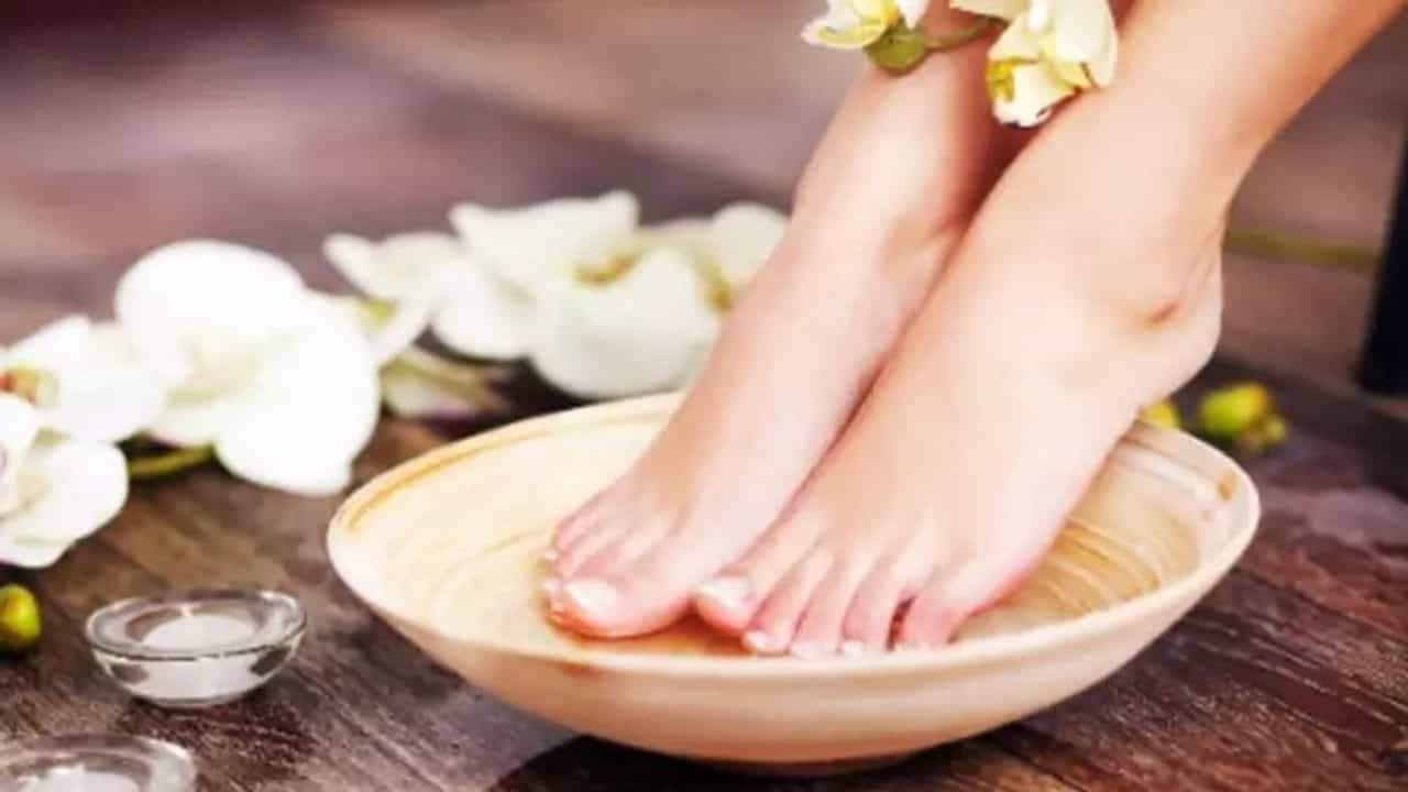 foot care tips : ચોમાસાની ઋતુમાં તમારા પગને અનેક પ્રકારના ચેપથી બચાવવા અપનાવો આ સરળ ટિપ્સ