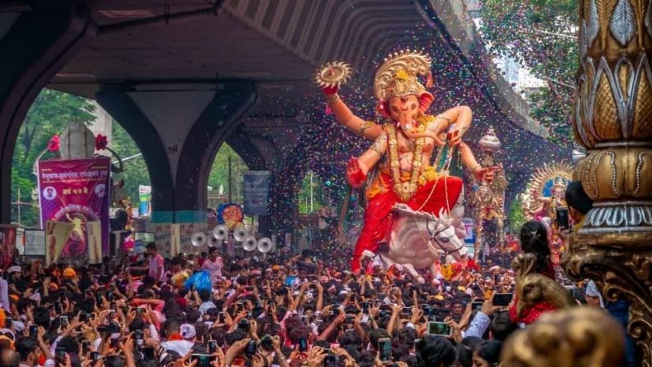 Surat : શહેરમાં ગણપતિના આગમનની તૈયારીઓ શરૂ, ગાઇડલાઇન પ્રમાણે ઉજવાશે ગણેશોત્સવ