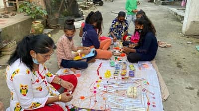 Surat : સુરતના શ્રમજીવી પરિવારની આ દીકરીઓ રાખડી બનાવી થઇ પગભર