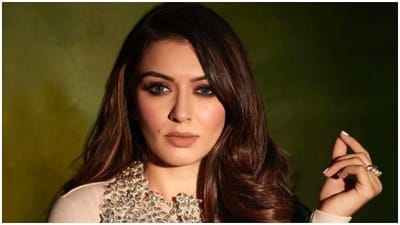 હંસિકા મોટવાનીએ પોતાની કારકિર્દીની શરૂઆત બાળ કલાકાર તરીકે કરી હતી. તેણે કોઈ મિલ ગયા અને આબરા કા ડાબ્રા જેવી ફિલ્મોમાં બાળ કલાકાર તરીકે કામ કર્યું છે.