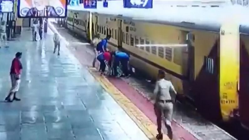 Video : ચાલુ ટ્રેનમાં ચઢવાનો પ્રયત્ન કરતા મહિલાનો પગ લપસ્યો, લોકોની સમજદારીથી બચ્યો જીવ