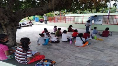 Jamnagar : વિદ્યાર્થીઓને શિક્ષણ આપવા ચાલુ કરવામાં આવી ખુલ્લા મેદાનમાં અનોખી મસ્તી કી પાઠશાળા