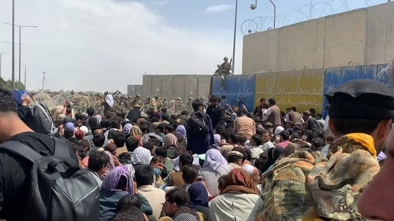 અફઘાનિસ્તાનમાંથી લોકોને હવાઇ માર્ગે બહાર કાઢવાનું કામ ચાલુ, કાબુલ એરપોર્ટ પર ખતરો