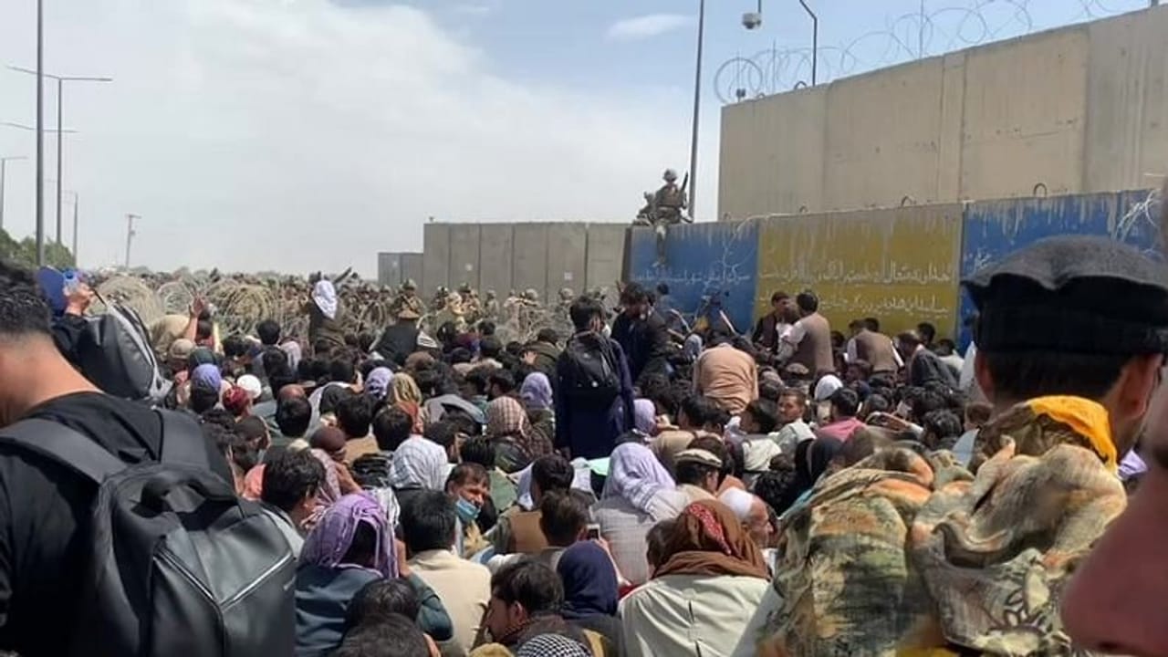 અફઘાનિસ્તાનમાંથી લોકોને હવાઇ માર્ગે બહાર કાઢવાનું કામ ચાલુ, કાબુલ એરપોર્ટ પર ખતરો