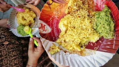 સુરત આવો એટલે નાસ્તામાં પહેલું નામ લોચાનું આવે. સુરતી લોચો એટલો ફેમસ છે કે અહીં તેલ કે બટર લોચો તો મળે જ છે. સાથે જ  લોચાની 50  વેરાયટી મળી જાય છે. તેલવાળો લોચો, બટર લોચા ઉપરાંત હવે ચાઈનીઝ લોચો, સેઝવાન લોચો, ક્રીમ એન્ડ ઓનિયન, મેક્સિકન, ઇટાલિયન લોચો પણ સુરતીઓમાં ફેવરિટ બન્યો છે. 