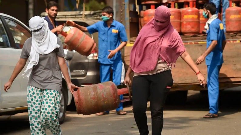 LPG Gas Cylinder Price: ડીઝલ 20 પૈસા સસ્તું કરી રાંધણગેસના ભાવમાં 25 રૂપિયાનો વધારો ઝીકાયો, સામાન્ય માણસને લાભ કે નુકશાન ?
