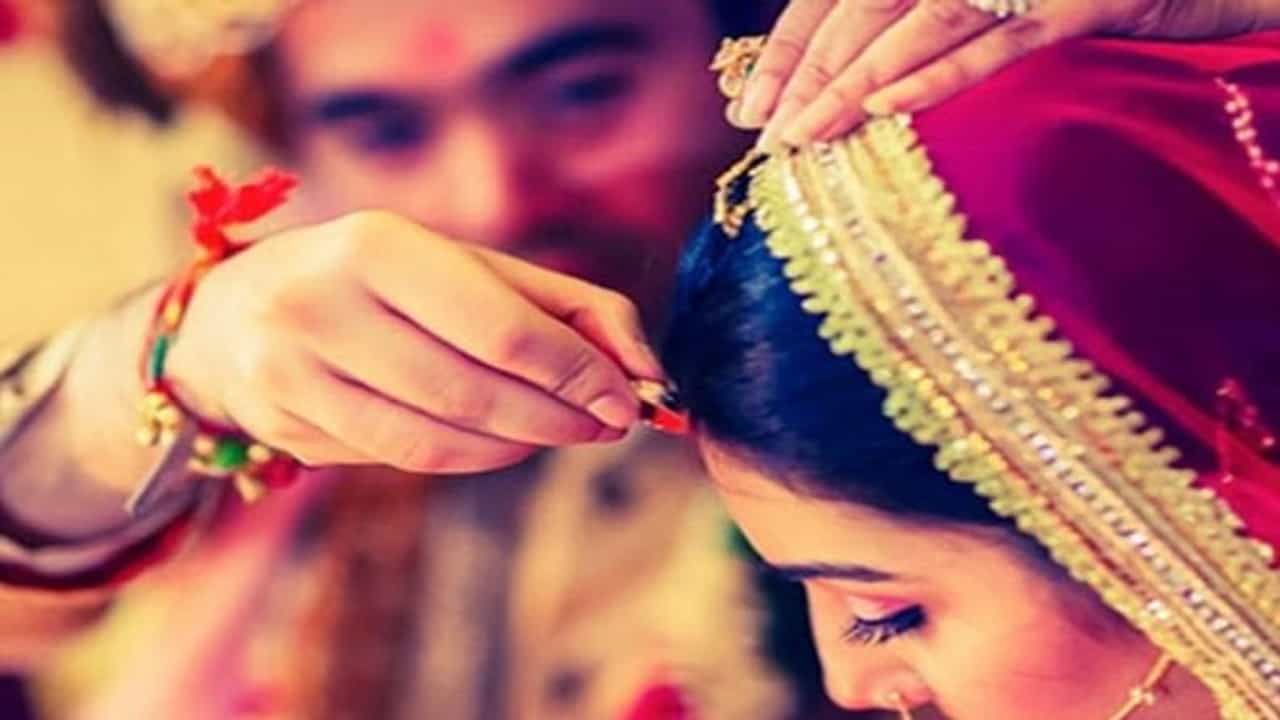 અજબ પ્રેમ કી ગજબ કહાની ! 21 વર્ષના પ્રેમીએ 4 બાળકોની માતાની માંગમાં ભર્યું સિંદુર !