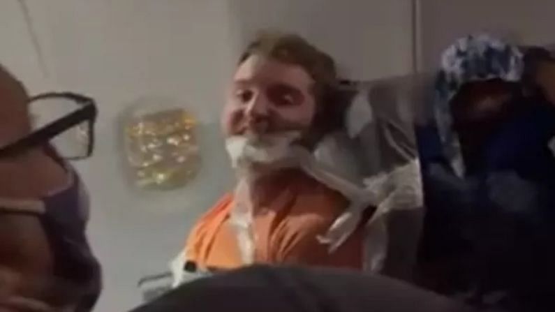 Viral Video : ફ્લાઇટ એટેન્ડન્ટ સાથે ગેરવર્તન કર્યુ તો વિમાનમાં મુસાફરને ટેપથી બાંધવામાં આવ્યો, જુઓ વીડિયો