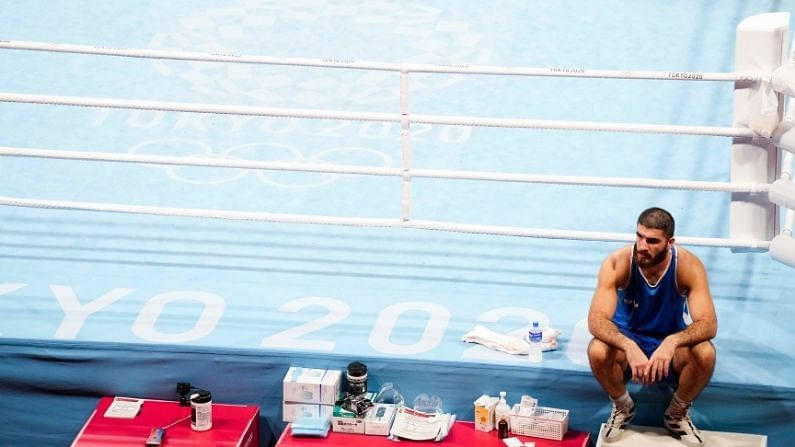 boxer mourad aliev :રેફરીના એક નિર્ણયથી વિરોધ પર બેઠો બોક્સર, જાણો શું છે સમગ્ર મામલો
