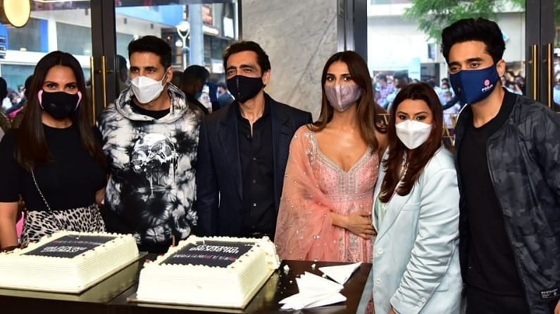 આખી ટીમે સાથે મળીને ટ્રેલર લોન્ચ ઈવેન્ટની કેક કાપી અને ખૂબ મજા પણ કરી.