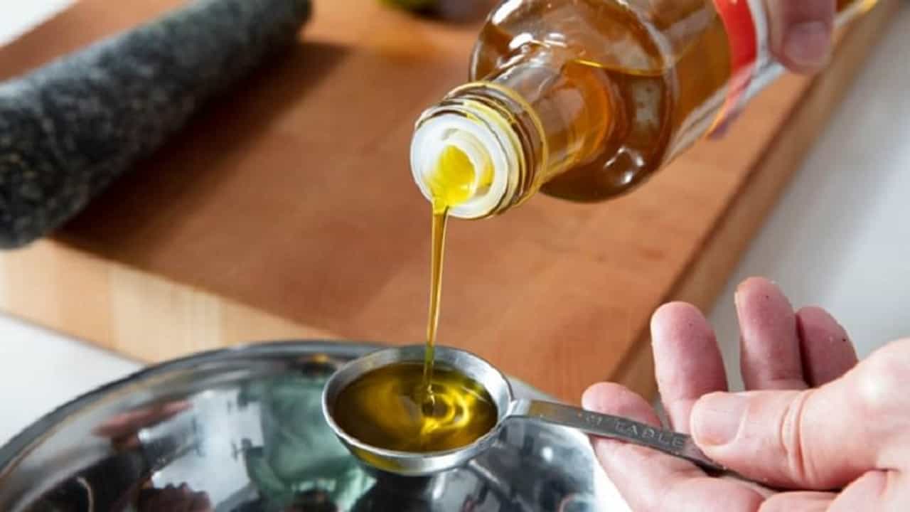 Edible Oil: સરસવ તેલની માંગ આગામી મહિને વધવાની શક્યતાને લઈને કેનોલા તેલની આયાત વધારવાની માંગમાં વધારો