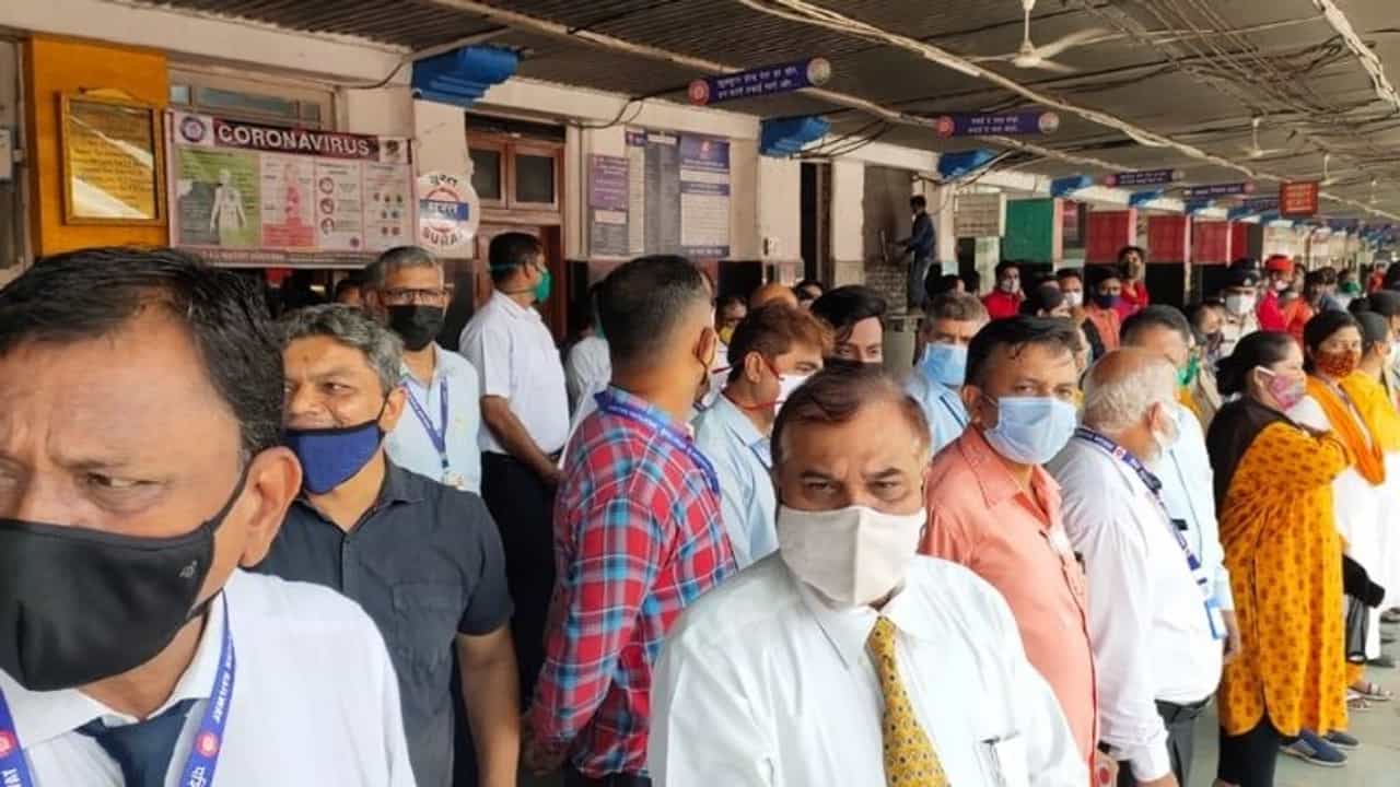 સુરત રેલવે સ્ટેશને સામુહિક ગવાયુ રાષ્ટ્રગીત, વીડિયો બનાવીને રાષ્ટ્રગીત ડોટ ઈન વેબસાઈટ પર કરાયો અપલોડ