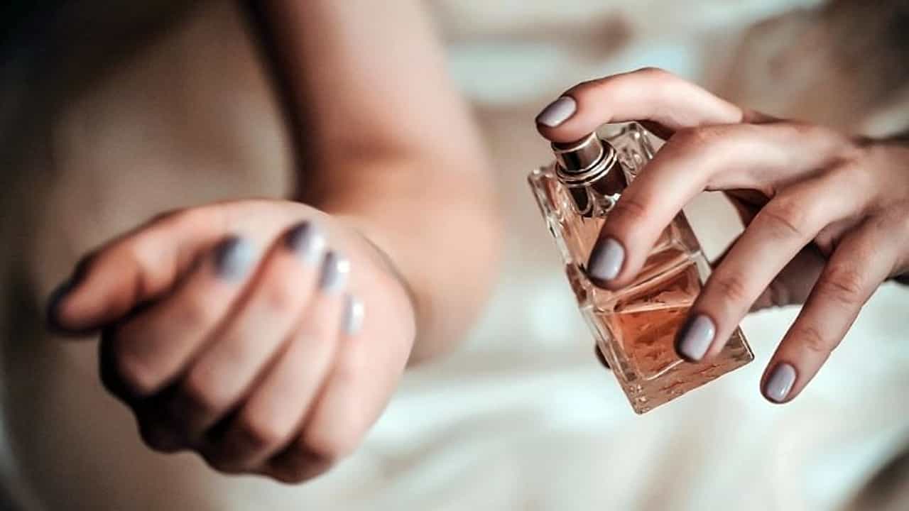 Skin care : પરફ્યુમ લગાડતા સમયે આ વાતને ના કરો નજર અંદાજ, નહીં તો પડી શકે છે મુશ્કેલી