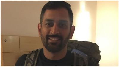 15 મી ઓગસ્ટ 2021 જો આ તારીખ ભારતની આઝાદીના 75મા વર્ષનું વર્ણન કરે છે. તો મહેન્દ્રસિંહ ધોનીની નિવૃત્તિના એક વર્ષ પૂર્ણ થવાના સાક્ષી પણ છે. ગત્ત વર્ષે એટલે કે 2020માં જ્યારે ધોનીએ સ્વતંત્રતા દિવસની પૂર્વસંધ્યાએ આંતરરાષ્ટ્રીય ક્રિકેટને અલવિદા કહ્યું, ત્યારે સમગ્ર ભારતની આંખો ભીની થઈ ગઈ. દરેક વ્યક્તિએ ભરેલા હૃદયથી પોતાને આશ્વાસન આપવાનું શરૂ કર્યું કે હવે તેમના પ્રિય ધોની ફરી ક્યારેય ક્રિકેટમાં જોવા મળશે નહીં. આજે ધોની અને તેના ચાહકો માટે એક વર્ષ પસાર થયું છે આંતરરાષ્ટ્રીય ક્રિકેટમાંથી નિવૃત્તિના પ્રથમ વર્ષમાં ધોની 7 કારણોસર સમાચારોમાં રહ્યો હતો. (ફોટો: ઇન્સ્ટાગ્રામ/એમએસ ધોની)