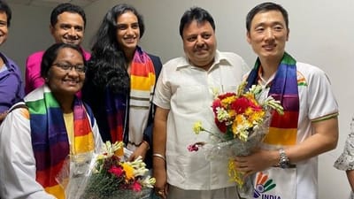 ઓલિમ્પિક મેડલ જીત્યા બાદ ભારત પરત ફરી PV Sindhu, એરપોર્ટ પર ઢોલ નગાડા વગાડી સ્વાગત કરાયું