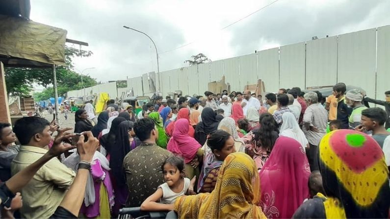 Surat : રેલવે ટ્રેકની નજીક રહેતા 9 હજાર પરિવારોને રેલવેનું અલ્ટીમેટમ, જગ્યા ખાલી કરવા આપી નોટિસ