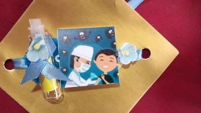 સુરતમાં રક્ષાબંધનનો પર્વ નજીક છે ત્યારે શહેરમાં માસ્ક અને સેનિટાઇઝરના પ્રતીકની રાખડી ખુબ ડિમાન્ડમાં છે.