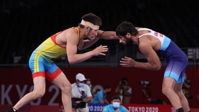 ભારતીય રેસલર રવિ દહિયા (Ravi Dahiya ) ટોક્યો ઓલિમ્પિક (Tokyo Olympics 2020) ફાઇનલમાં પહોંચનારો બીજો ભારતીય પહેલવાન છે. તેણે 57 કિગ્રા વર્ગમાં સેમીફાઇનલમાં કઝાકીસ્તાનના નૂરઇસ્લામ સાનાયેવ (Nurislam Sanayev) ને હરાવ્યો હતો. ચોથા ક્રમાંકનો ભારતીય રેસલર  2-9 થી પાછળ હતો પરંતુ, દહિયાએ પરત ફરતા પોતાના વિરોધીના બંને પગ પર હુમલો કર્યો હતો. આમ તેને નિચે પાડવામાં સફળ રહ્યો હતો. આ પહેલા સુશિલ કુમારે 2012 લંડન ઓલિમ્પિક ફાઇનલમાં સ્થાન મેળવ્યુ હતુ. જેમાં તેણે સિલ્વર મેડલ મેળવ્યો હતો.