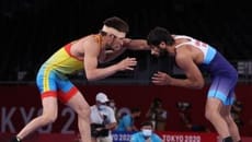 Tokyo Olympics: કઝાકીસ્તાનનો ખેલાડી રમતની ખેલદીલી ચૂક્યો ! ભારતીય રેસલર રવિ દહિયાને બચકાં ભરી બાવડાંમાં દાંત ખોસી દીધા