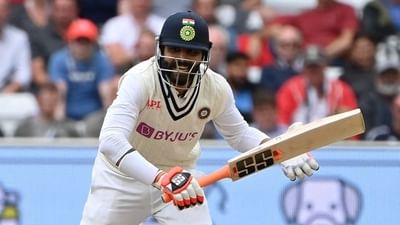 ભારતના સ્ટાર ઓલરાઉન્ડર રવિન્દ્ર જાડેજા (Ravindra Jadeja)એ ઈંગ્લેન્ડ સામે નોટિંગહામ ટેસ્ટમાં ઈતિહાસ રચ્યો છે. તેણે ટેસ્ટ ક્રિકેટમાં 2000 રન પૂરા કર્યા, પ્રથમ ટેસ્ટના ત્રીજા દિવસે 18 રન બનાવ્યા. આ સાથે રવિન્દ્ર જાડેજા ટેસ્ટ ક્રિકેટમાં 2000 રન અને 200 વિકેટ પૂરી કરનાર પાંચમો ભારતીય બન્યો. તેણે સેમ કરનના બોલ પર બાઉન્ડ્રી ફટકારીને આ સિદ્ધિ મેળવી હતી.