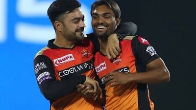 સનરાઈઝર્સ હૈદરાબાદ (Sunrisers Hyderabad)ના ફાસ્ટ બોલર સંદીપ શર્માએ IPLના બીજા તબક્કાની શરૂઆત પહેલા પોતાના જીવનની નવી ઈનિંગ શરૂ કરી છે. સંદીપ શર્મા (Sandeep Sharma)એ લગ્નના બંધનમાં બંધાઈ ગયો છે. આઈપીએલ 2018ની હરાજીમાં સંદીપ પહેલા ઓરેન્જ આર્મીમાં 3 કરોડ રૂપિયામાં જોડાયો હતો અને ત્યારથી તે જ ટીમ સાથે છે. નવા બોલના નિષ્ણાત સંદીપે સનરાઈઝર્સ માટે અત્યાર સુધી 39 વિકેટ ઝડપી છે.