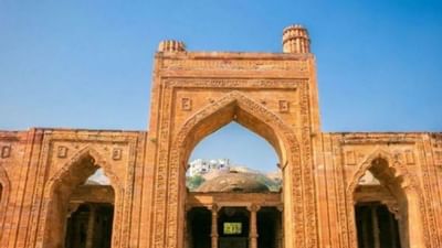 'ઢાઈ દિન કા ઝોંપડા' એક ઐતિહાસિક ઈમારત છે, જે રાજસ્થાનનાં અજમેર શહેરમાં આવેલી છે.ત્યારે આજે અમે તમને મસ્જિદનો લગભગ 800 વર્ષ જૂના ઇતિહાસ વિશે જણાવીશુ.