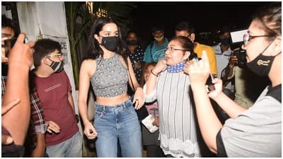 શ્રદ્ધા કપૂર જેટલી લોકપ્રિય અભિનેત્રી છે એટલી જ તે જમીન સાથે જોડાયેલી વ્યક્તિ છે અને તેમના આ સ્વીટ નેચરને કારણે જ તેમની જબરદસ્ત ફેન ફોલોઇંગ છે.