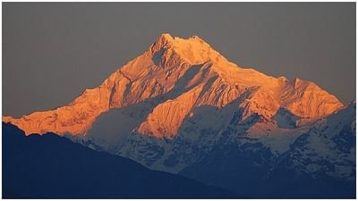 સિક્કિમ વિશ્વભરના પ્રવાસીઓને આકર્ષે છે. પ્રવાસીઓ ઘણા કારણોસર આ કુદરતી સ્થળની મુલાકાત લે છે. ઘણા લોકો પર્વતોની સુંદરતાથી મોહિત થાય છે. જ્યારે કેટલાક લોકો હિમાલયમાં ટ્રેકિંગ કરવા માંગે છે, તો કેટલાક સંસ્કૃતિ અને અન્ય પ્રખ્યાત શહેર ગંગટોકથી મોહિત થાય છે. તમે ઓગસ્ટ મહિનામાં સિક્કિમની મુલાકાત લેવાની યોજના બનાવી શકો છો. સિક્કિમમાં મુલાકાત લેવા માટે કેટલાક શ્રેષ્ઠ સ્થળો છે. ચાલો જાણીએ કે, તમે સિક્કિમમાં કયા સ્થળોની મુલાકાત લેવાની યોજના બનાવી શકો છો.