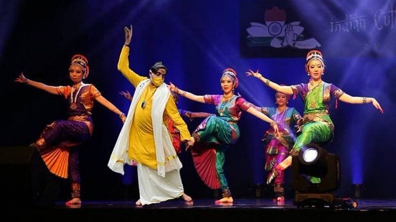 Shashi Tharoor: આ વખતે કઈંક એવા અંદાજમાં નારિયેળ ફોડ્યુ અને સોશ્યલ મિડિયા પર થયો મિમ્સનો વરસાદ