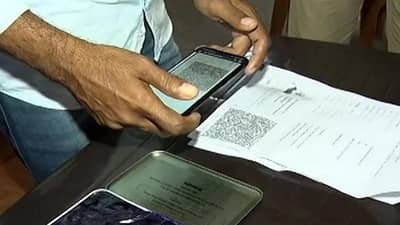 Mumbai Local Train Pass: મહિનાના રેલવે પાસ માટે ટિકીટ બારી પર લાગી ભારે ભીડ, BMC કર્મચારીઓ માટે બારકોડ સ્કેન બન્યુ માથાનો દુ:ખાવો