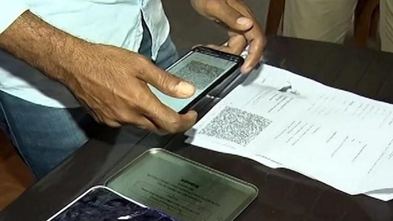 Mumbai Local Train Pass: મહિનાના રેલવે પાસ માટે ટિકીટ બારી પર લાગી ભારે ભીડ, BMC કર્મચારીઓ માટે બારકોડ સ્કેન બન્યુ માથાનો દુ:ખાવો