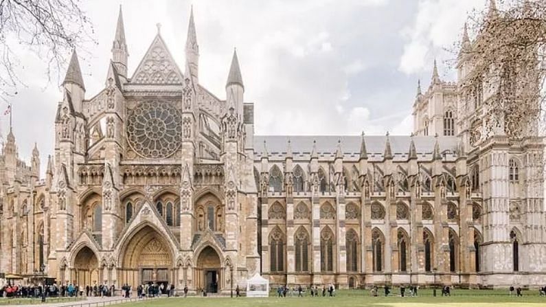 Westminster Abbey-લંડનમાં આવેલા આ ચર્ચમાં ફોટા ક્લિક કરવા પર પ્રતિબંધ છે. ફોટોગ્રાફ્સથી ચર્ચની અખંડિતતાને નુકશાન પહોંચતુ હોવાના કારણે પ્રતિબંધ મુકવામાં આવે છે.