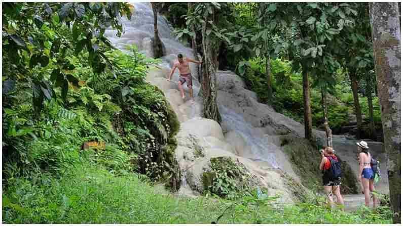 થાઈલેન્ડમાં આવો જ એક ધોધ છે, જે ખૂબ જ અનોખો છે. 330 ફૂટની ઉંચાઈ ધરાવતા આ ધોધને 'સ્ટીકી' વોટરફોલ પણ કહેવામાં આવે છે. સૌથી મહત્વની વાત એ છે કે ખડકો પર વહેતા આ ધોધનું પાણી સફેદ રંગમાં જોવા મળે છે.